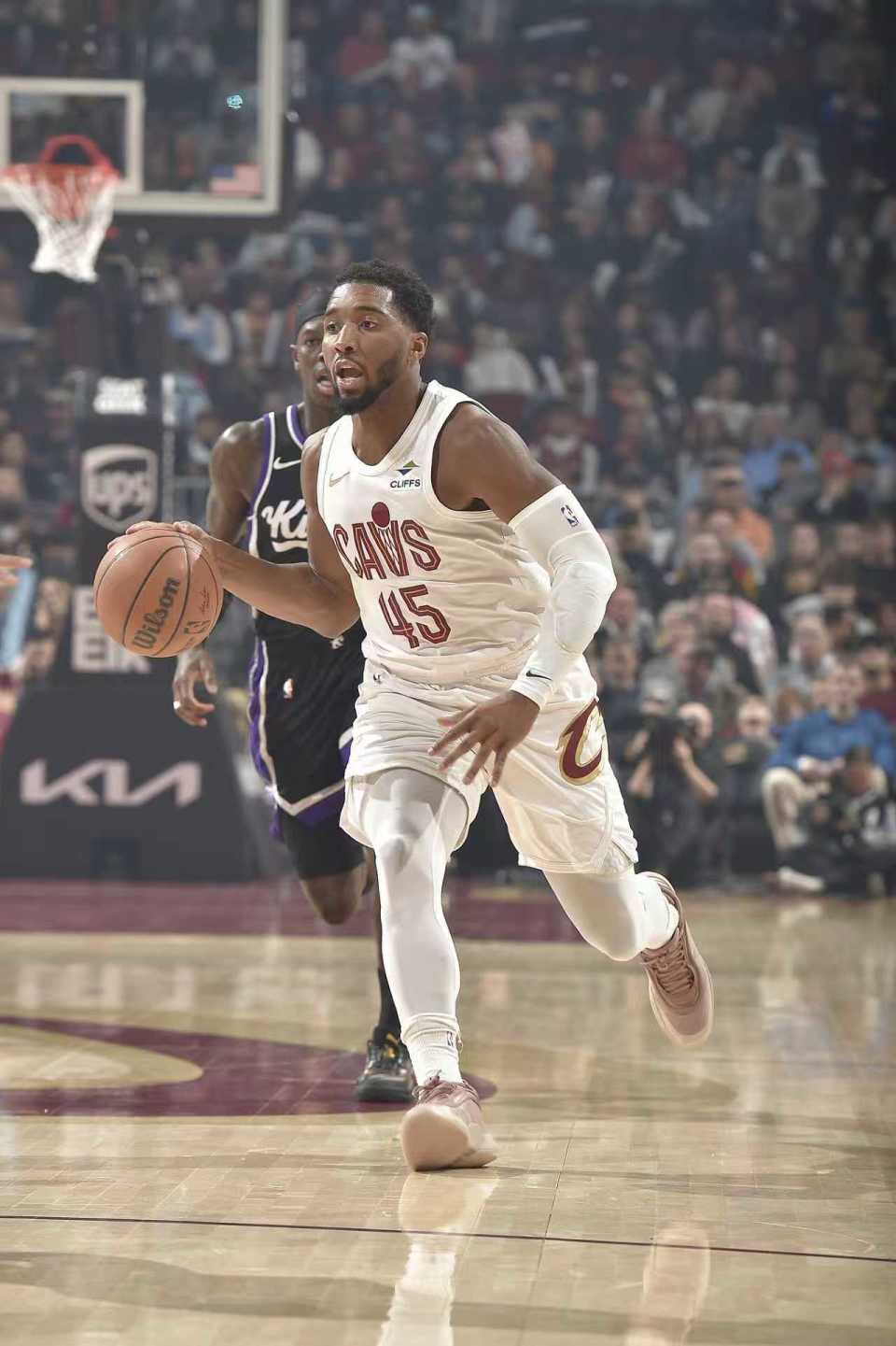 开云官网首页-米切尔33+8骑士险胜国王升第五 莫布利29+13+8小萨24+16+6